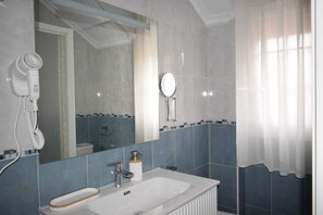 Secador de pelo, bidet, toallas, jabón