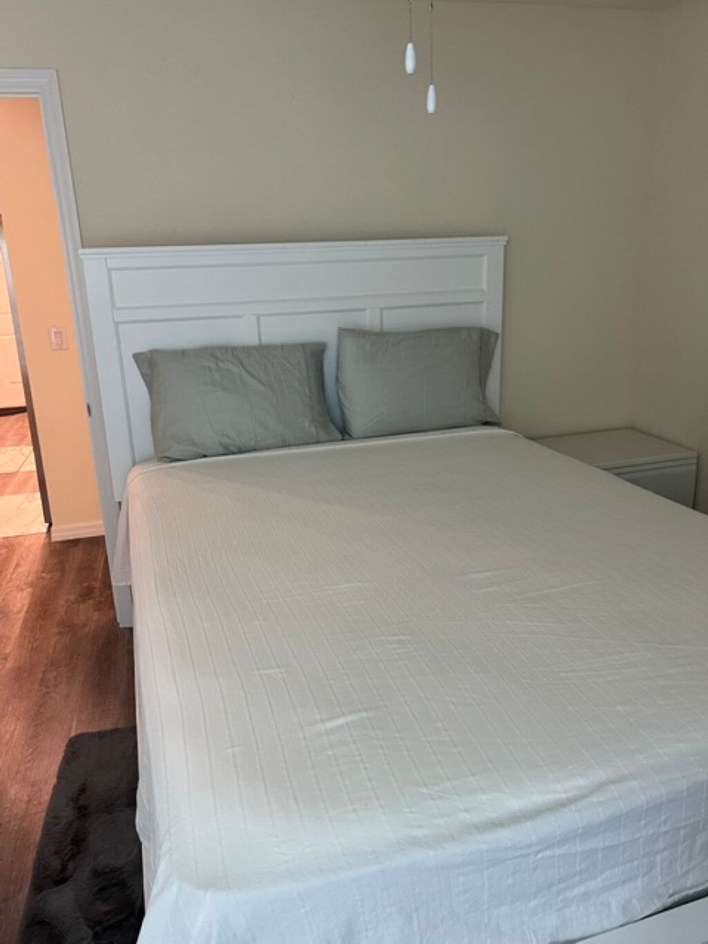 3 habitaciones, tabla de planchar con plancha, wifi y ropa de cama 