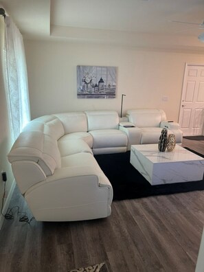 Living area - Relaxing Port LaBelle Retreat / Spacious Home Near Nature & Golf (Port LaBelle)