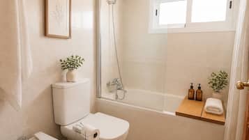 Secadora de cabello, bidet, toallas, jabón