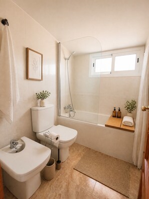 Een haardroger, een bidet, handdoeken, zeep