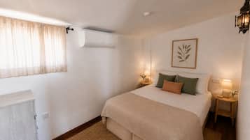 Tabla de planchar con plancha, wifi y ropa de cama