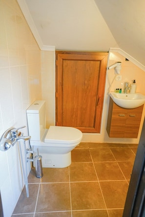 A small bathroom with a toilet, a shower, and a sink. - My Way Hotel Cadde (Adalar)
