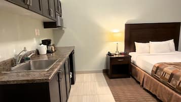Deluxe Studio Suite, 1 Queen Bed, Non Smoking | Desk, laptop workspace, iron/ironing board, WiFi (free)