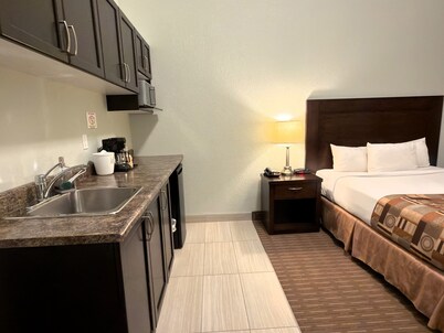Golden Prairie Hotel & Lodge