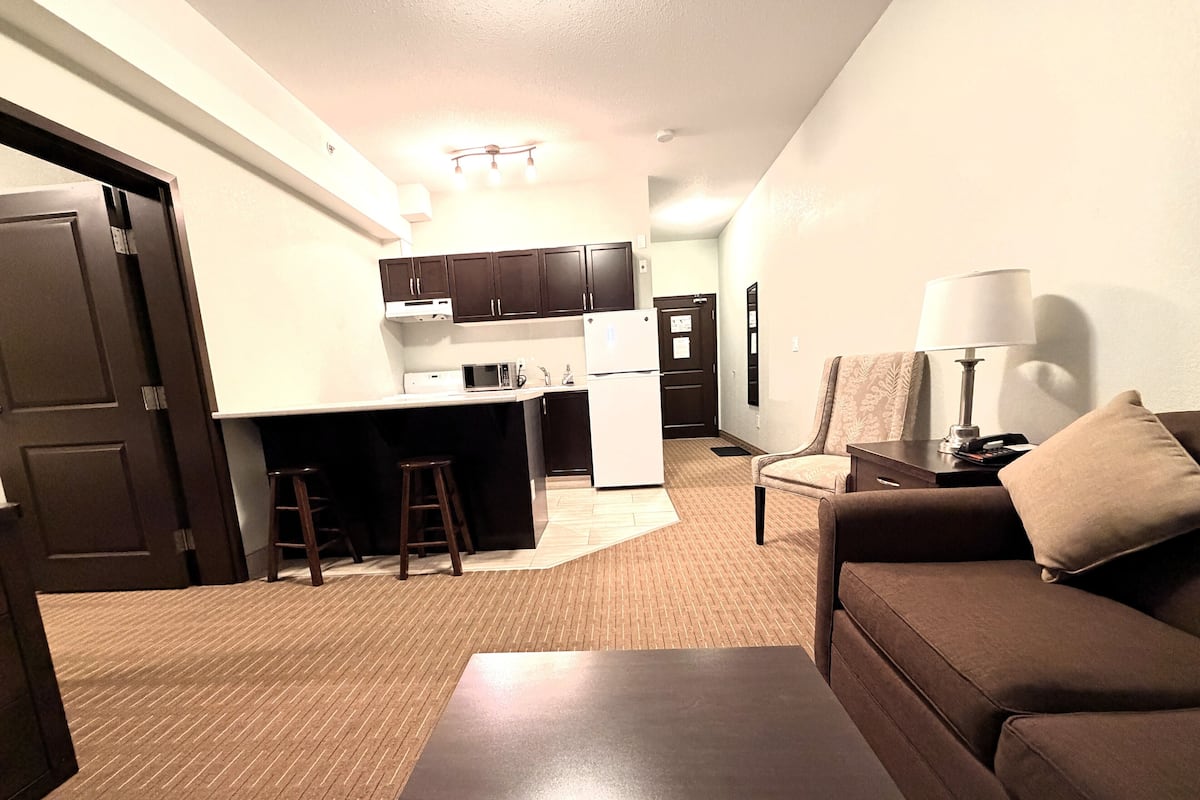 Executive Suite, 2 Bedrooms, Non Smoking | Desk, laptop workspace, iron/ironing board, WiFi (free)