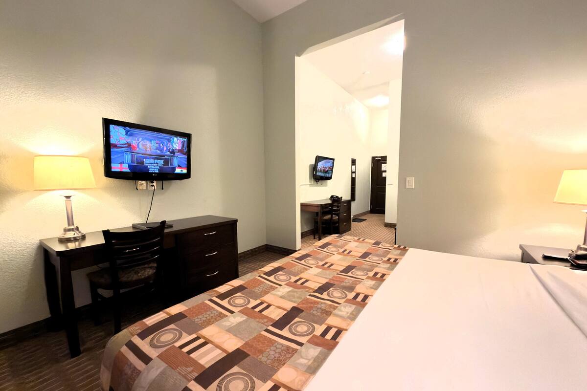 Business Suite, 1 Bedroom, Non Smoking | Desk, laptop workspace, iron/ironing board, WiFi (free)