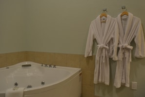 Honeymoon-Zimmer, 1 King-Bett, Nichtraucher | Badezimmer | Haartrockner, Handtücher, Seife, Shampoo
