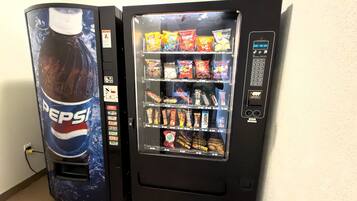 To salgsautomater, hvoraf den ene er mærket med Pepsi og den anden indeholder forskelligt snacks.