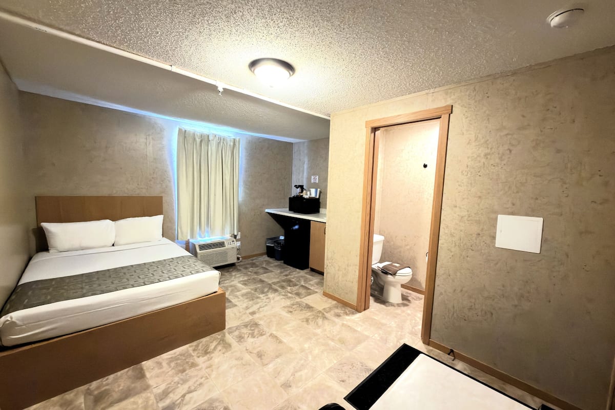 Economy Single Room, 1 Double Bed, Non Smoking | Desk, laptop workspace, iron/ironing board, WiFi (free)