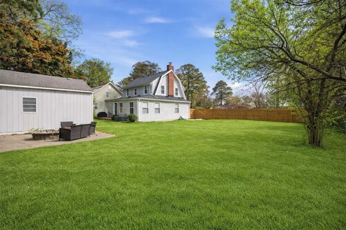 The Norfolk Nomad: Spacious 4BR - LumiNest Homes