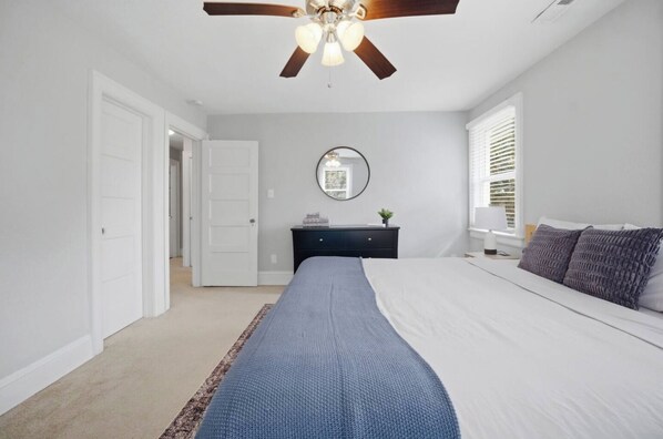4 habitaciones, tabla de planchar con plancha, wifi y ropa de cama