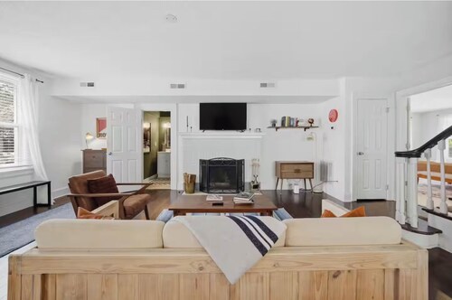 The Norfolk Nomad: Spacious 4BR - LumiNest Homes