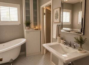Bathroom - Charming Suite in West Hollywood (Los Angeles)