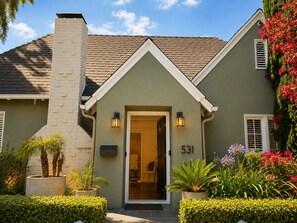 Exterior - Charming Suite in West Hollywood (Los Angeles)