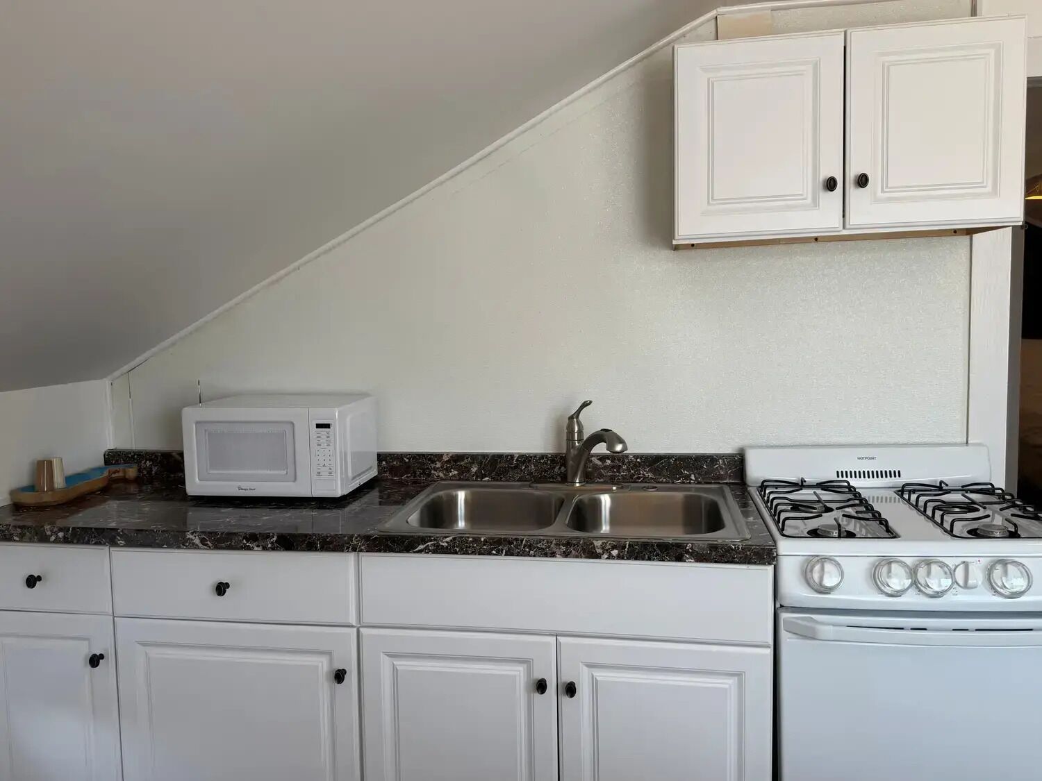 Coffee/tea maker, fridge, microwave, stovetop