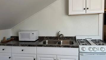 Coffee/tea maker, fridge, microwave, stovetop