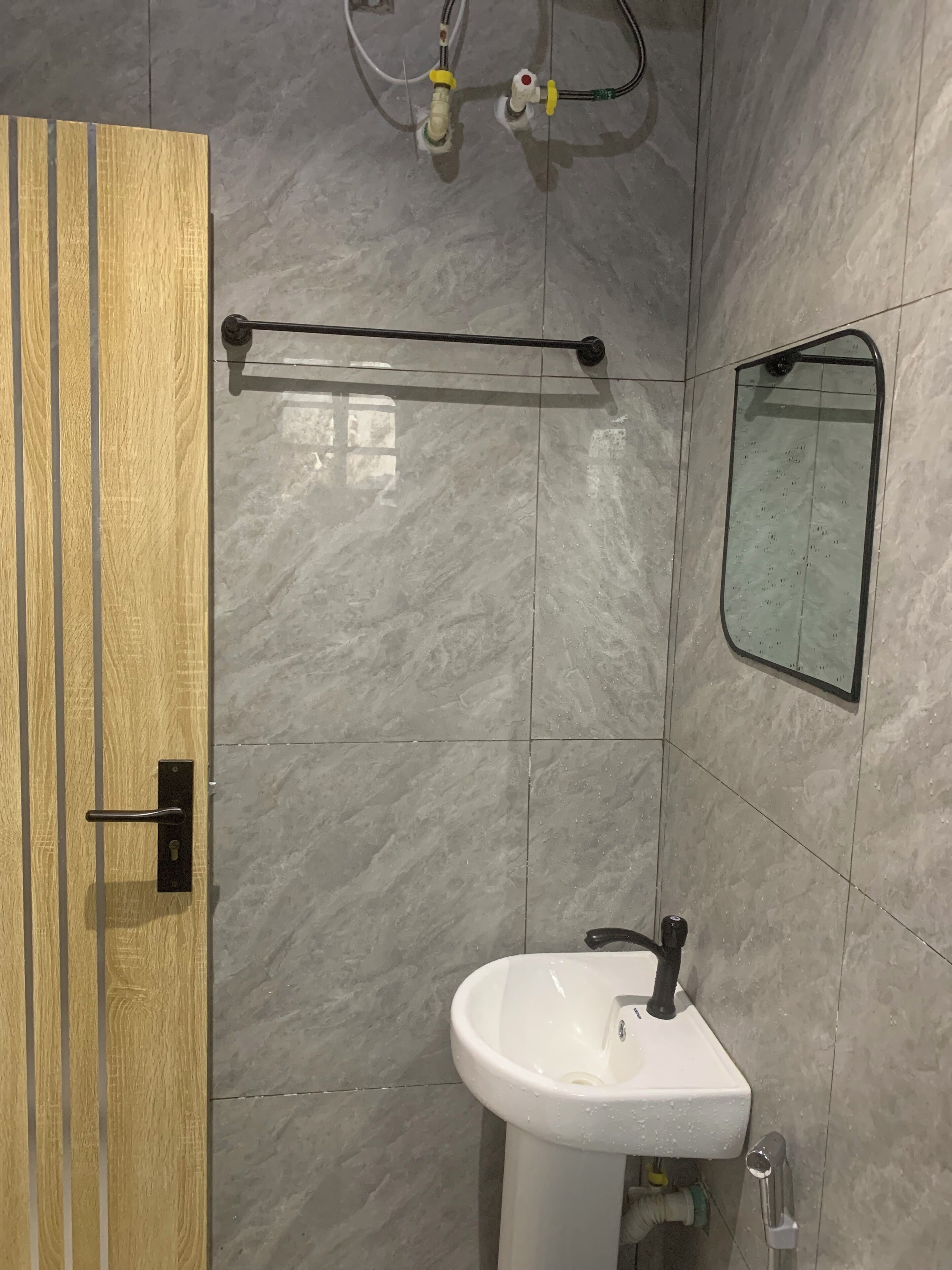 Espacio para trabajar con laptop y tabla de planchar con plancha 