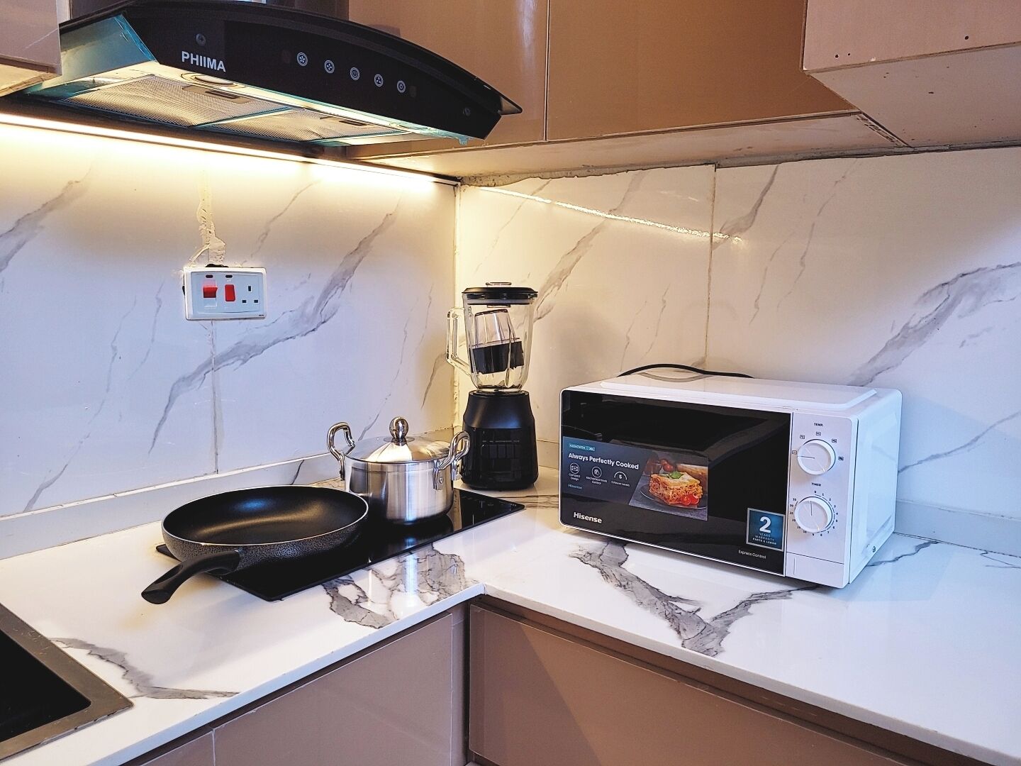 Frigobar, microondas, placa de cocina, utensilios de cocina