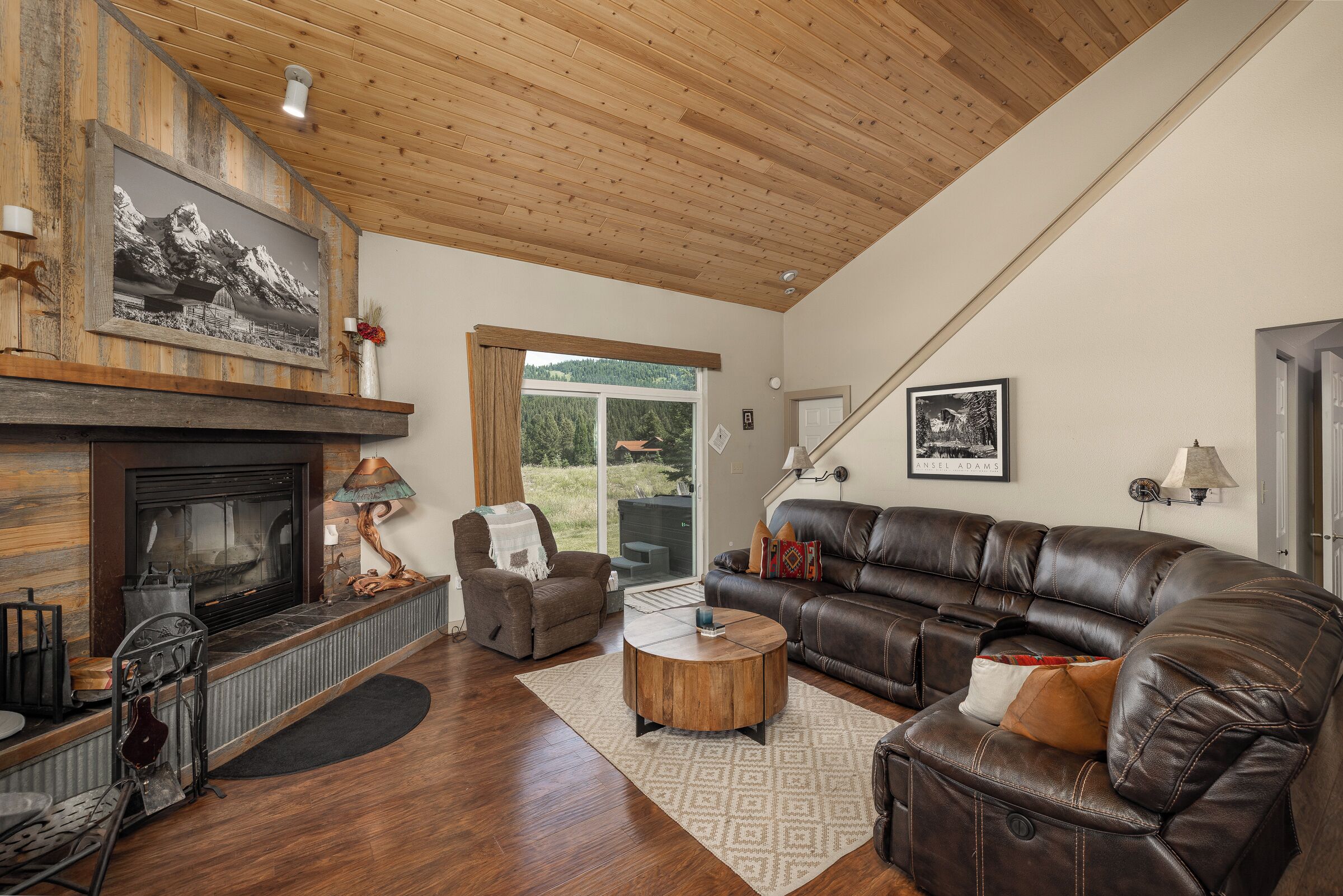 Smart TV, fireplace