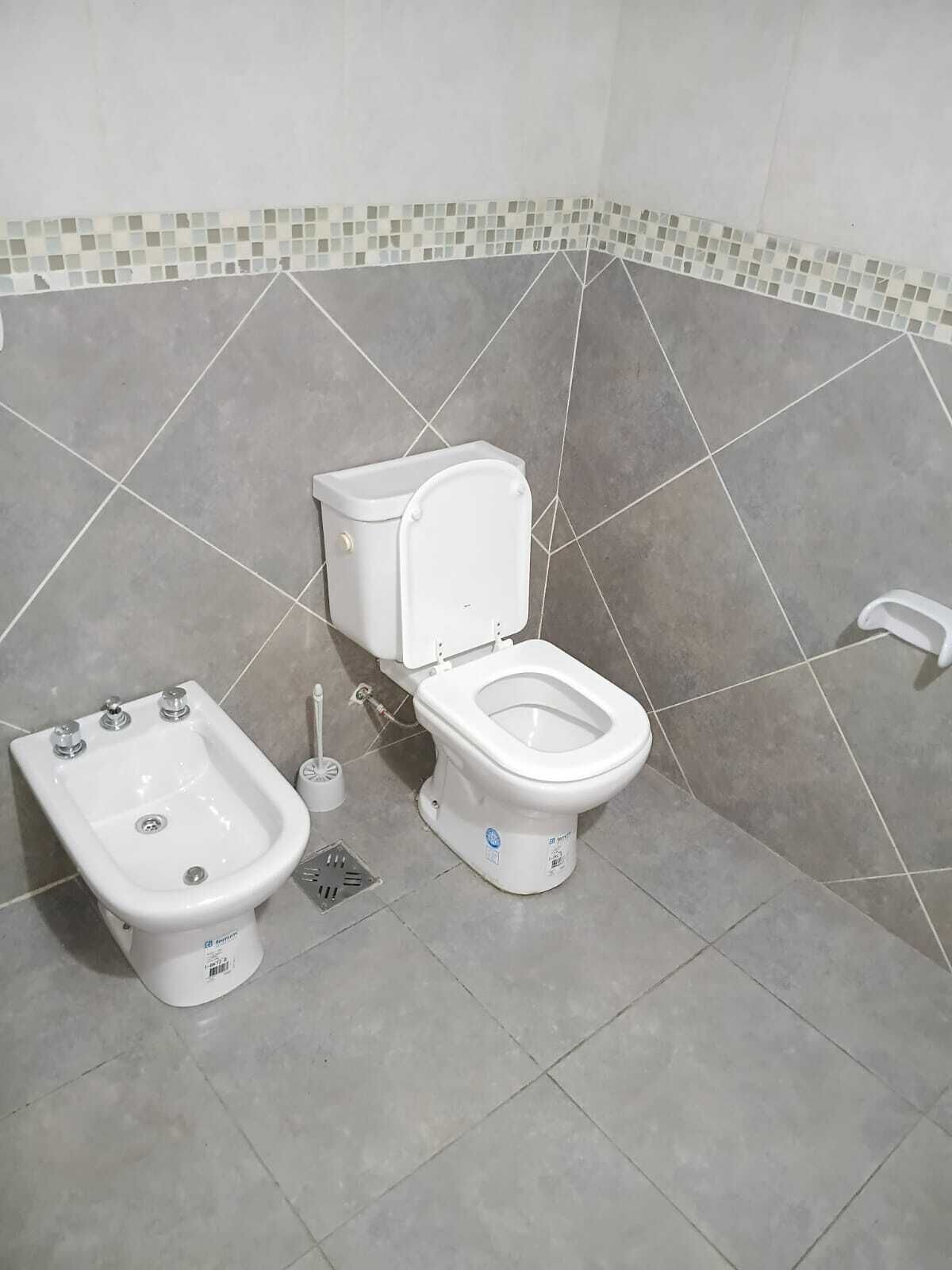 Bidet, toallas, jabón, papel higiénico