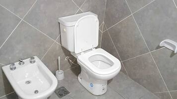 Bidet, toallas, jabón, papel higiénico