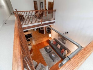 A spacious living area with a wooden staircase, a sofa set, a coffee table, and a fireplace. - Tranquil 3-bedroom apartment with AC in Westfield (Westfield)
