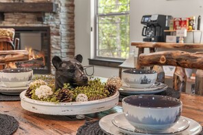 Un intérieur rustique agrémenté d’une cheminée, de meubles en bois et de vases décoratifs.