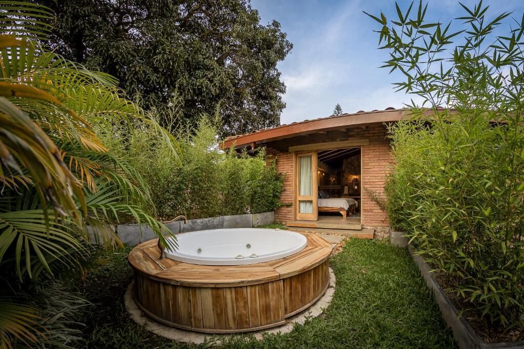 Suite, bain à remous, vue jardin | Bain à remous extérieur