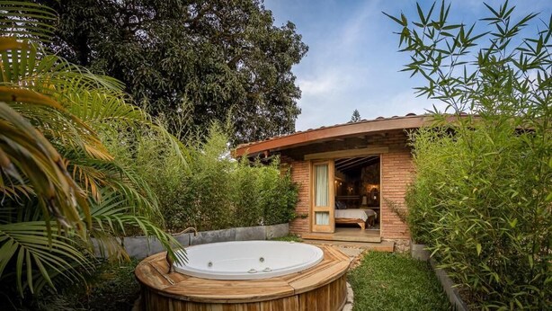 Suite, hot tub, uitzicht op tuin | Spabad buiten