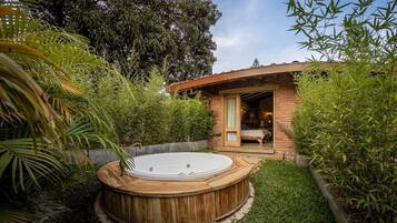 Suite, bain à remous, vue jardin | Bain à remous extérieur