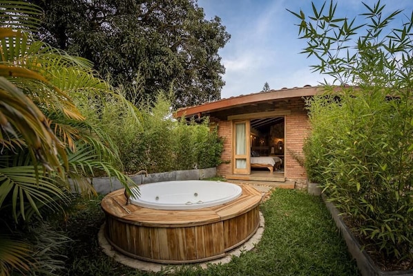 Bañera de hidromasaje exterior