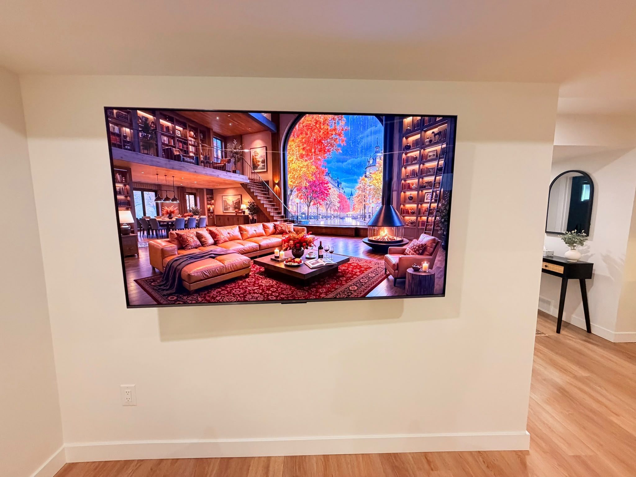 Ein geräumiges Wohnzimmer mit einem großen Flachbildfernseher, einem Kamin, einer Couch und einem Couchtisch.