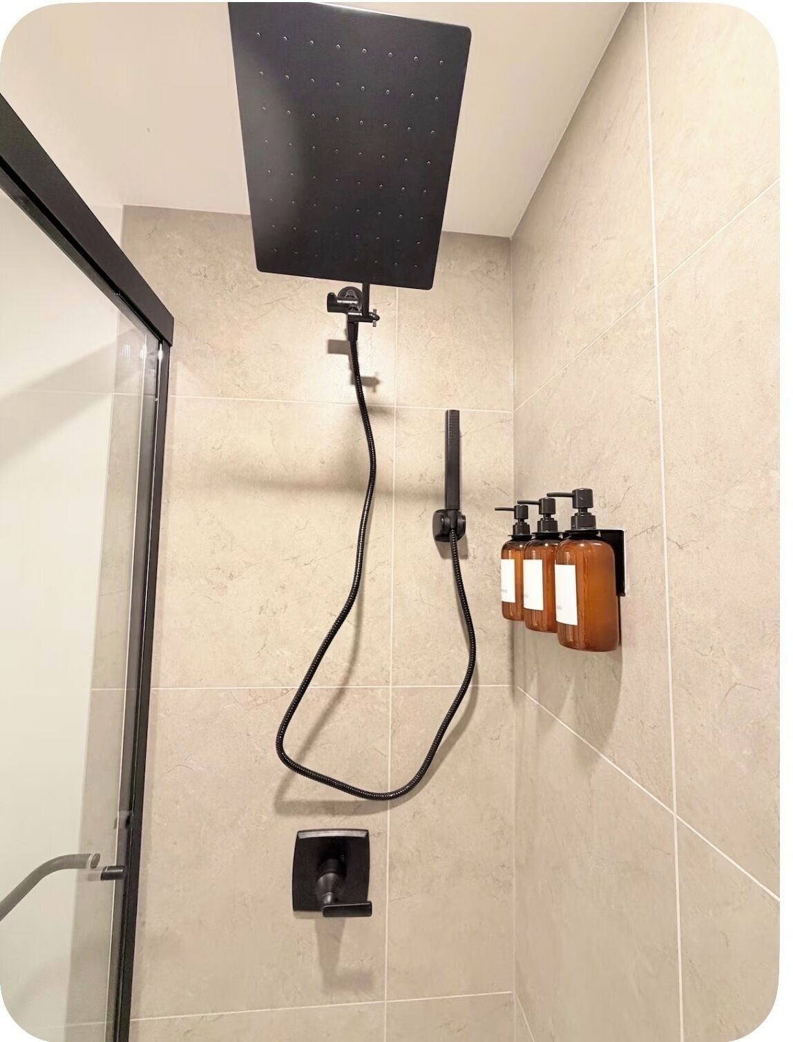 Douche, sèche-cheveux, serviettes fournies, savon