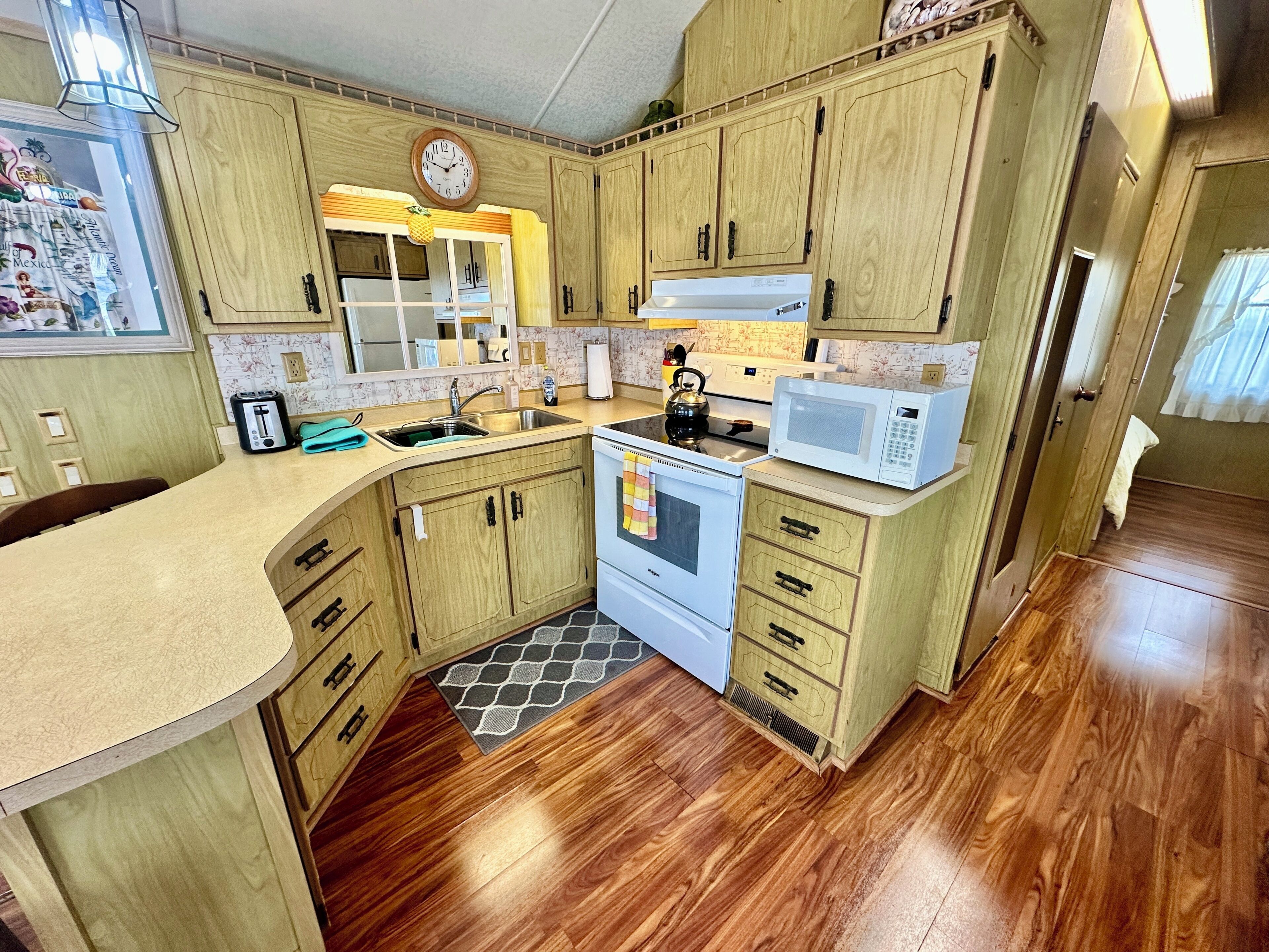 Coffee/tea maker, fridge, microwave, oven