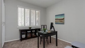 A room with a desk, chair, and a window with blinds. - Heart of Pasadena - Walkable/Bikeable to hospitals, Old Town and Caltech/PCC (Pasadena)