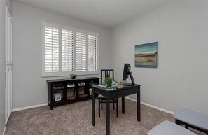 A room with a desk, chair, and a window with blinds. - Heart of Pasadena - Walkable/Bikeable to hospitals, Old Town and Caltech/PCC (Pasadena)