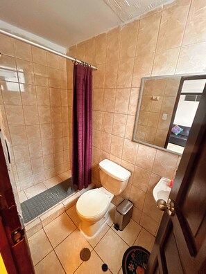 Basic Triple Room | Bathroom | Shower, towels, soap, shampoo - Ecoterra  Cusco (Cusco)