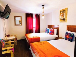 Desk, laptop workspace, WiFi (free) - Ecoterra  Cusco (Cusco)