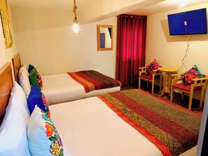 Desk, laptop workspace, WiFi (free) - Ecoterra  Cusco (Cusco)