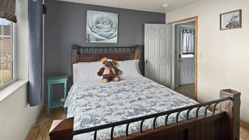 3 bedrooms, desk, iron/ironing board, WiFi
