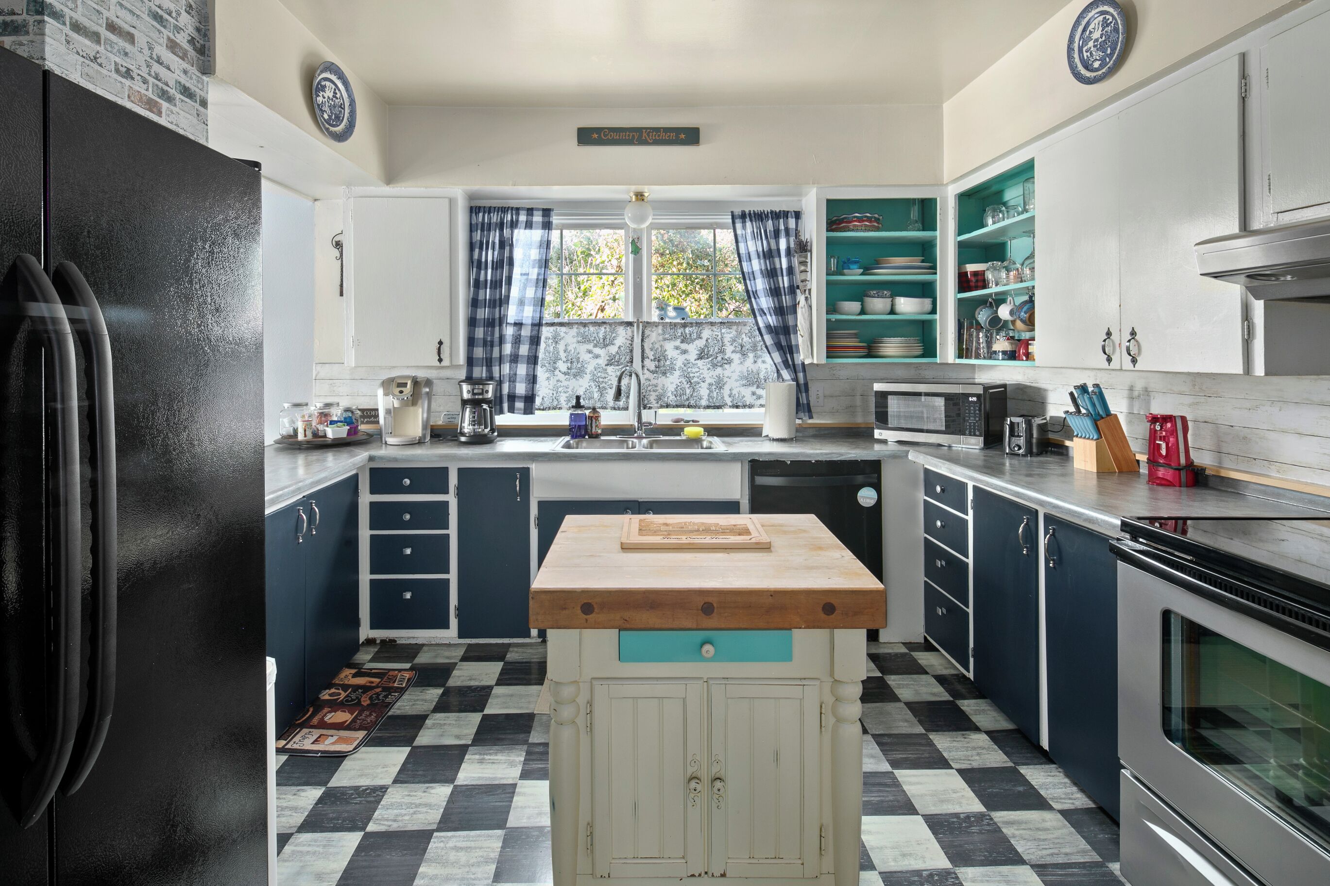 Coffee/tea maker, fridge, microwave, oven