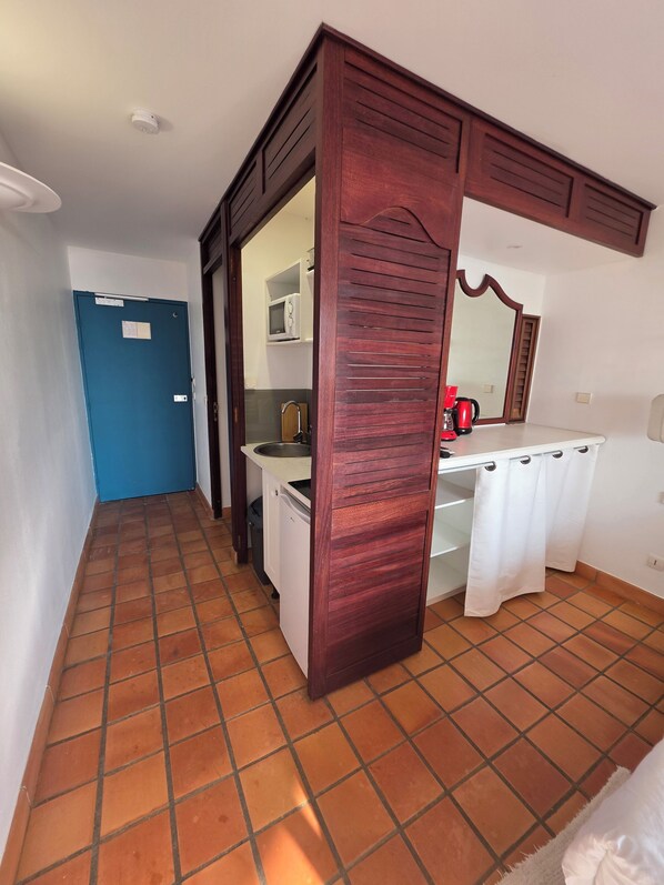 Comfort Suite, Balcony, Ocean View | Private kitchen