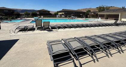 Sun-kissed at Sunserra in Crescent Bar on River, Golf, Wineries, Gorge Concerts