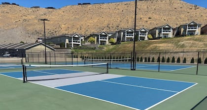 Sun-kissed at Sunserra in Crescent Bar on River, Golf, Wineries, Gorge Concerts