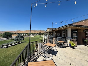 Outdoor dining - Sun-kissed at Sunserra in Crescent Bar on River, Golf, Wineries, Gorge Concerts (Quincy)