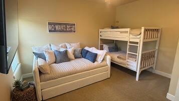 3 bedrooms, iron/ironing board, WiFi, bed sheets