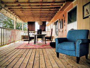 Outdoor dining - Cozy Tiny Ranch Retreat Peaceful Horse Ranch Stay in Kyle, TX (Kyle)
