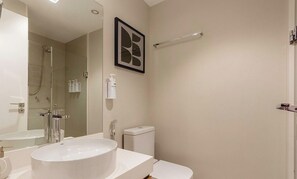 A modern bathroom with a freestanding bathtub, a toilet, and a shower area. - In Condo w/ Gym in Bela Vista Hmj0602 (São Paulo)