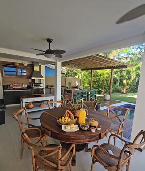 Outdoor dining - Vrbo Property (Açu da Torre)